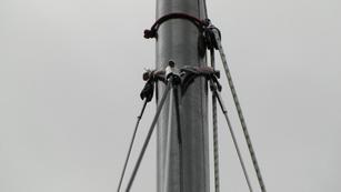 Fertig aufgestellter Mast (mit 2 Fehlern)